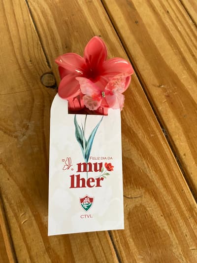 Tag com pregadeira de flor